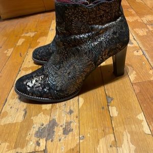 L’Artiste spring step booties